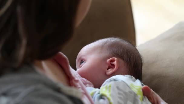 Mamma är sjuksköterskor hennes baby — Stockvideo