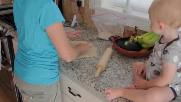 Moeder en baby maken een pizza — Stockvideo