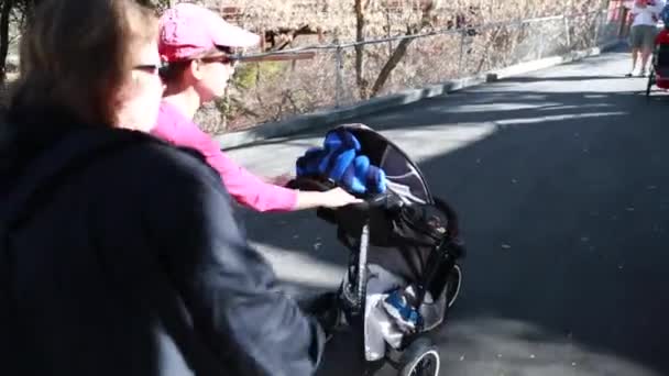 Мать с ребенком в коляске — стоковое видео