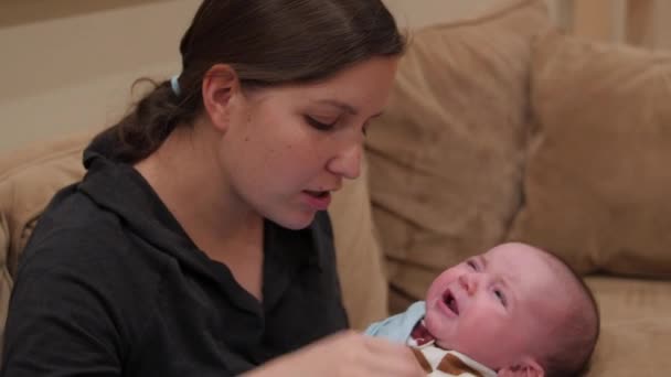 Mère allaitant son bébé — Video