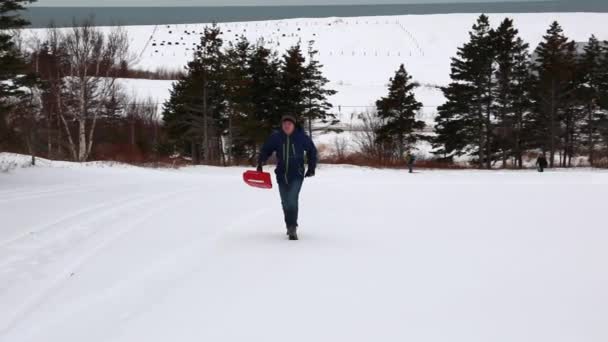 Adolescent luge en bas de la colline — Video