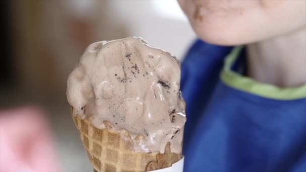 Niño comiendo helado de chocolate — Vídeo de stock