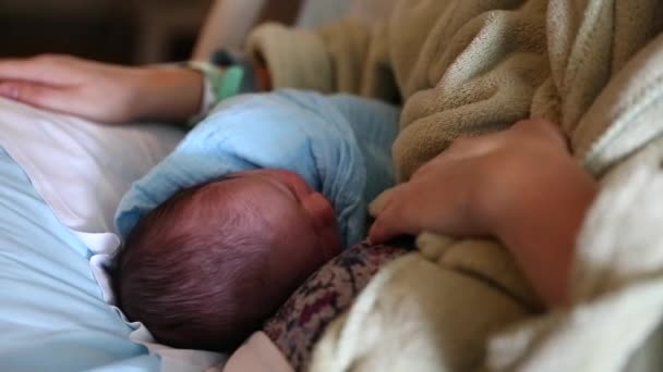 Mãe e pequeno recém-nascido — Vídeo de Stock