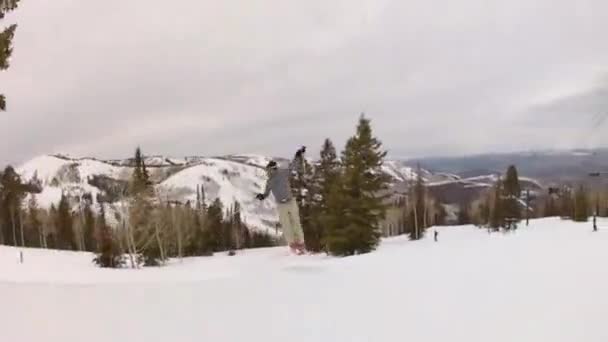 Hombres esquiando en una estación de montaña — Vídeo de stock
