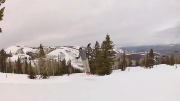 Men skiing at a mountain resort — Stock Video