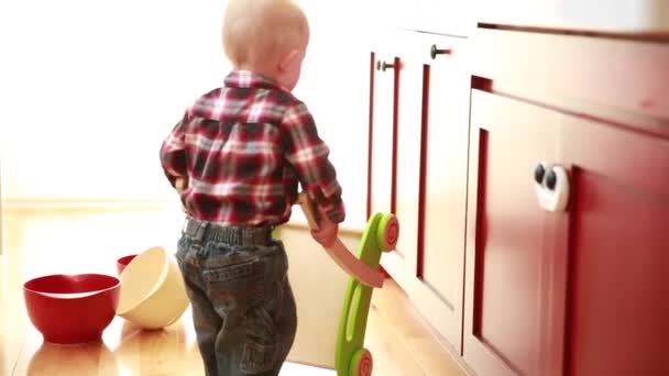 Chłopiec bawi się jego zabawka push — Wideo stockowe