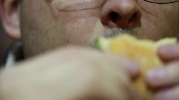 Muž jí hamburger — Stock video