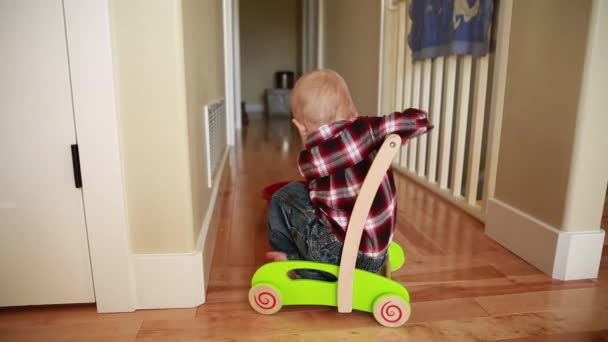 Chico jugando con su juguete push — Vídeo de stock