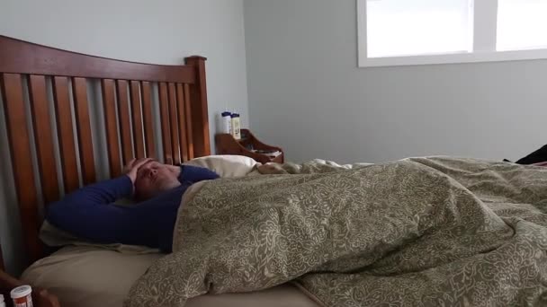 Malade allongé dans son lit — Video