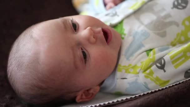 Un bebé recién nacido en una mesa — Vídeos de Stock