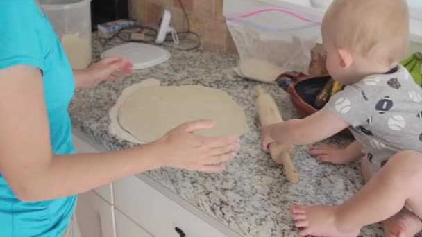 Moeder en baby maken een pizza — Stockvideo