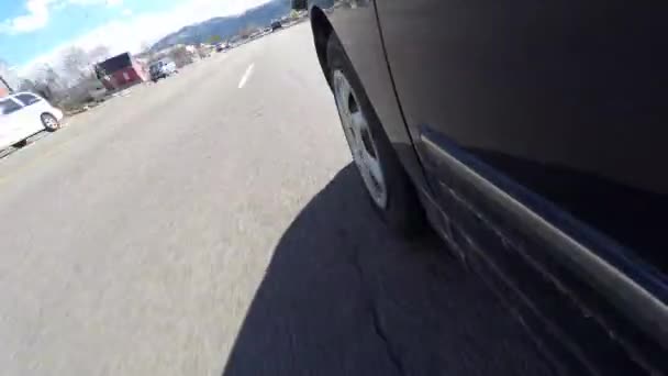 开车穿过小镇的一辆车 — 图库视频影像