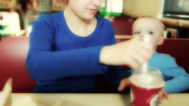 Familia joven comiendo comida rápida — Vídeos de Stock