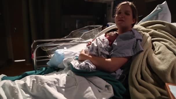 Мать держит новорожденного ребенка в больнице — стоковое видео