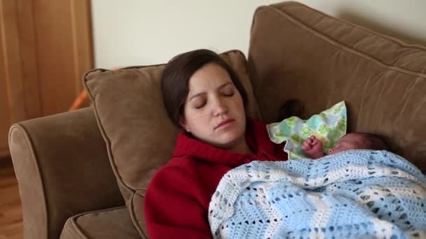 Mère couchant avec bébé — Video