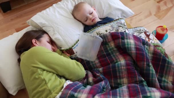 Niño pequeño con gripe — Vídeo de stock