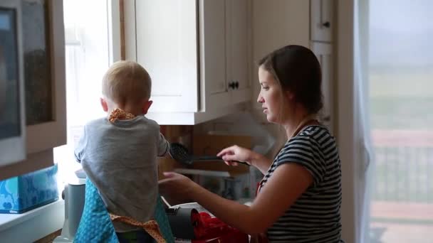 Een peuter en zwangere moeder SAP verse tomaten — Stockvideo