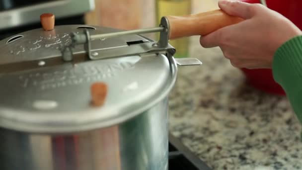 Mulher cozinhar pipocas — Vídeo de Stock