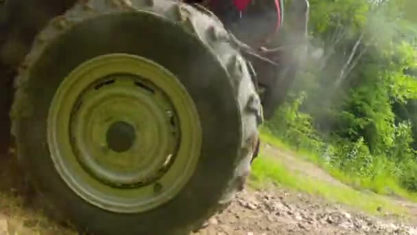 Wheeler viajando em uma estrada de terra — Vídeo de Stock