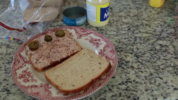 Hombre prepara sándwich — Vídeos de Stock