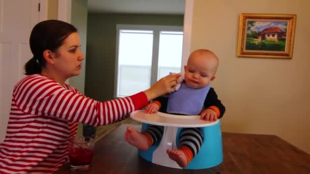 Mãe alimentando seu bebê — Vídeo de Stock