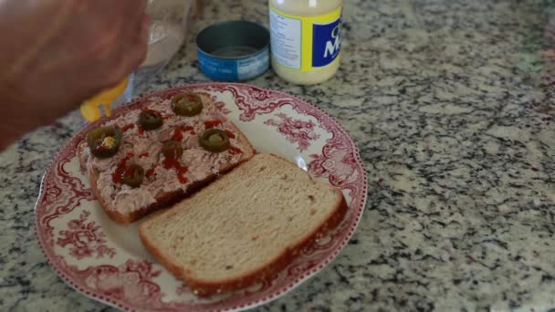 Άνθρωπος προετοιμάζει σάντουιτς — Αρχείο Βίντεο