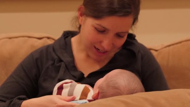 Мать кормит своего ребенка — стоковое видео