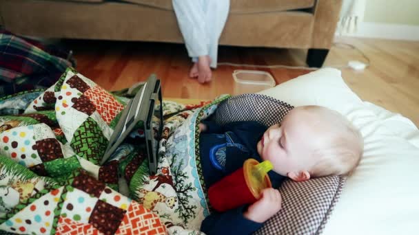 Niño enfermo de gripe. — Vídeos de Stock