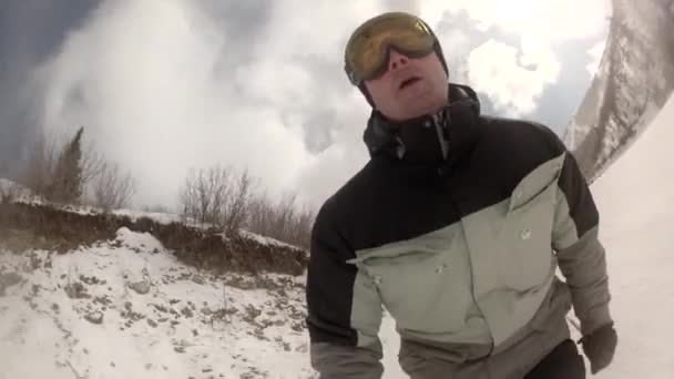 Man skidåkning n en skidort — Stockvideo