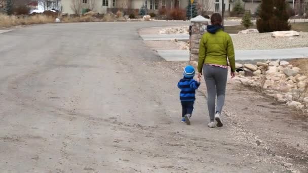 Bir anne ve yürüyüş üzerinde yürümeye başlayan çocuk — Stok video