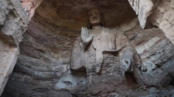 En skulptur på Yungang grottorna — Stockvideo