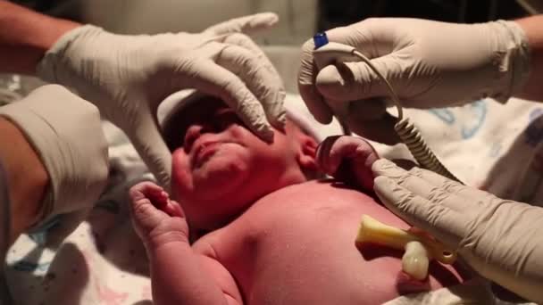 Bebê sendo limpo pela equipe de enfermagem — Vídeo de Stock