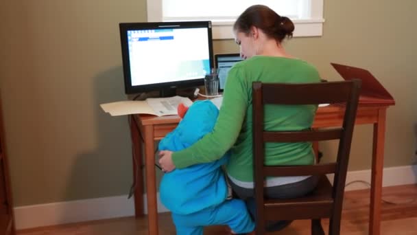 Madre trabajando en casa oficina — Vídeo de stock