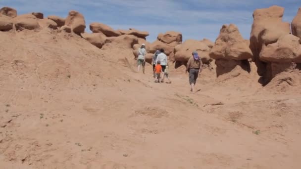 Rodina, Turistika v goblin valley — Stock video