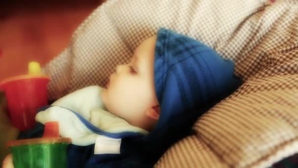 Αγόρι με τη γρίπη που κείνται επί του δαπέδου — Αρχείο Βίντεο