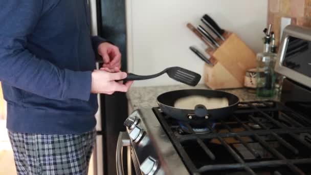 Hombre cocina frescas tortillas caseras — Vídeo de stock