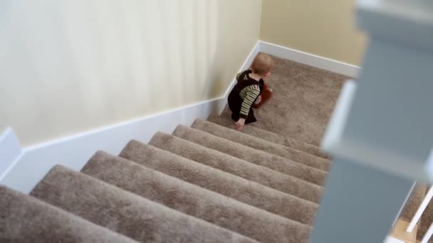 Niño juega en las escaleras — Vídeo de stock