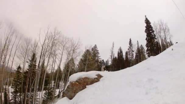 Man skidåkning på en mountain resort — Stockvideo
