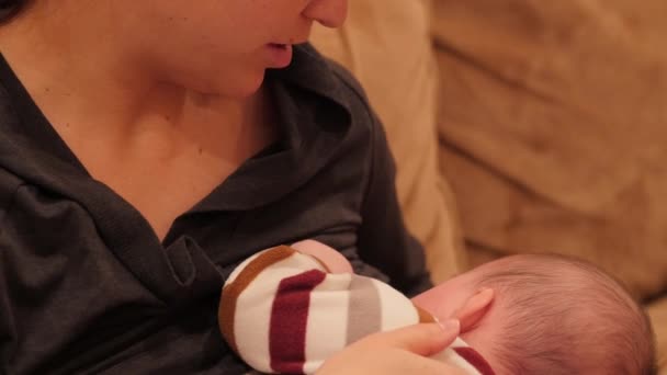 Mère allaitant son bébé — Video