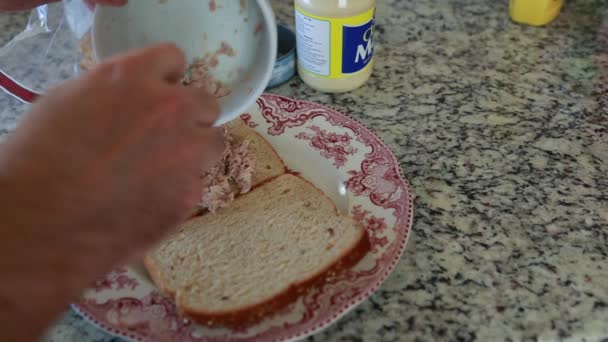 Homem prepara sanduíche — Vídeo de Stock