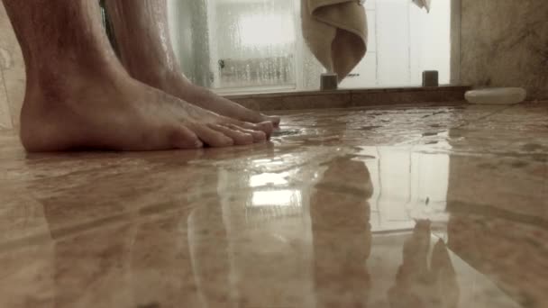 Seorang pria mandi di kamar mandi — Stok Video