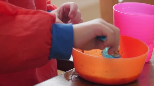 Niño come plátano y cereales para el desayuno — Vídeos de Stock