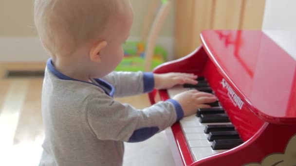 Jongen die piano speelt — Stockvideo