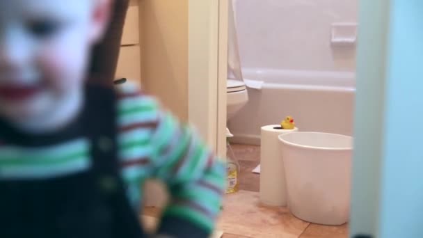 Жінка очищає ванну кімнату — стокове відео