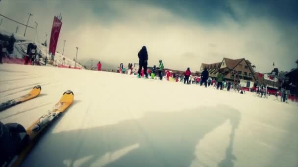 Ski homme sur station de montagne — Video