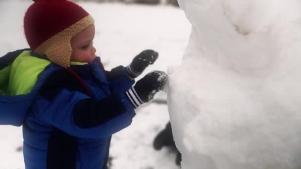 Mother and boy playing in the snow — Stock Video