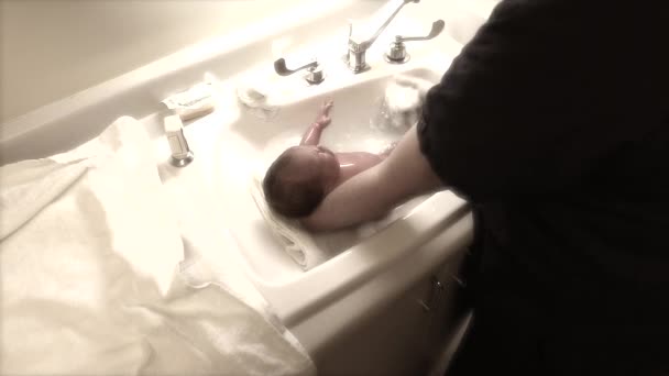 Baby wird vom Pflegepersonal geputzt — Stockvideo
