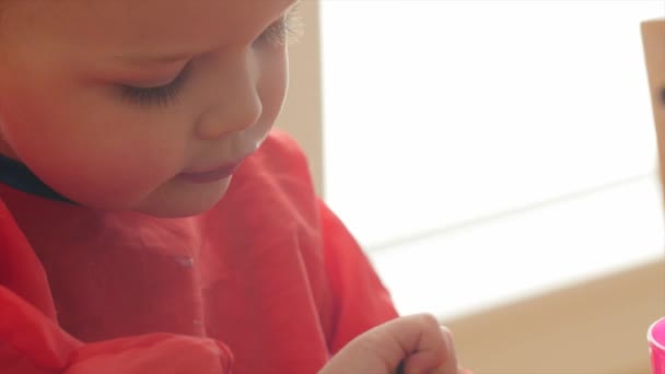 Toddler eating cereal and a banana — Stock Video