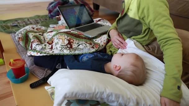 En mamma med hennes sjuka småbarn — Stockvideo