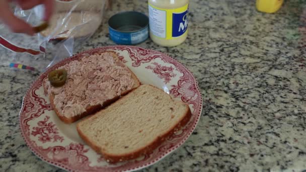 Homem prepara sanduíche — Vídeo de Stock